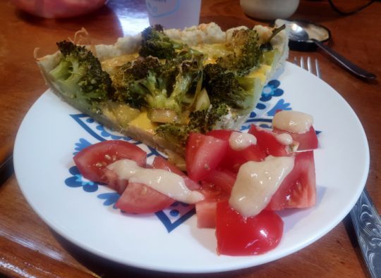 Tarte au brocoli et salade de tomate