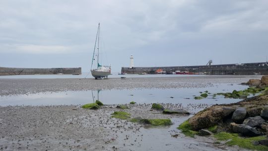 Dans ce petit port, l'étude de la zone et de la marée était importante pour réussir l'échouage. L'ancre principale a été déplacée vers la sortie du port pour faciliter le déséchouage.