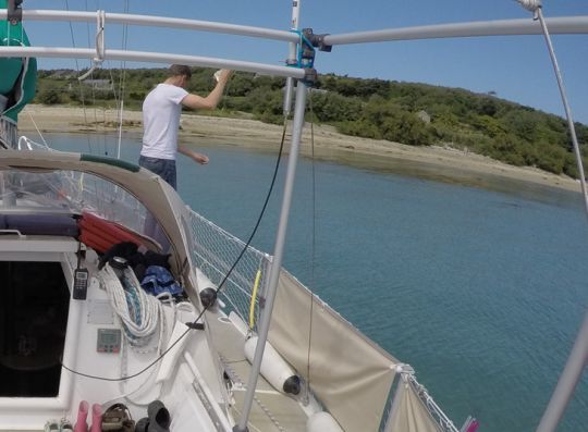 Une fois le bateau immobilisé, je sonde systématiquement les fonds autour du bateau au fil à plomb.
