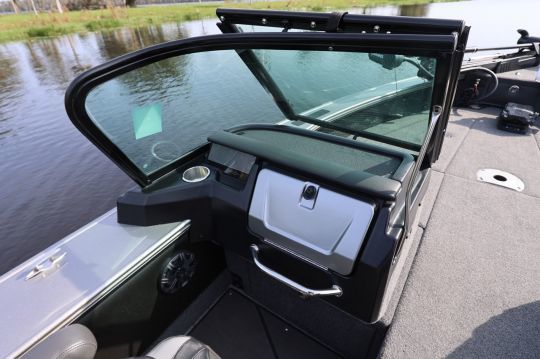 The copilote console features a pretty big storage space