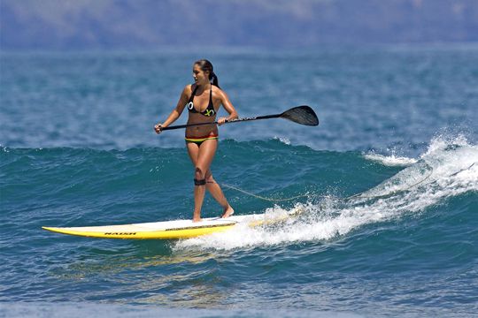 femme-en-bikini-faisant-du-paddle-sur-vague
