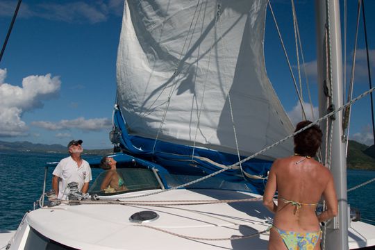 Hisser la grand-voile sur un catamaran