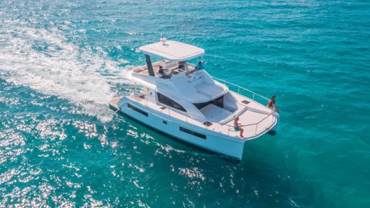 Catamaran à moteur Leopard
