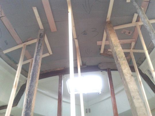 La mousse est collée au plafond en place de l'ancien balsa