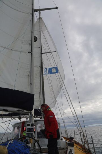 Sous spi, le vent faibli, le bateau ralenti.