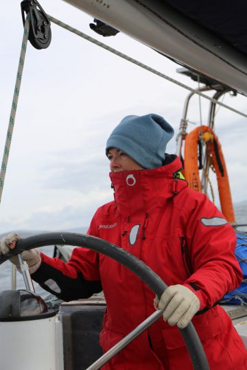 Carole, à la barre et à la navigation, elle y restera tout l'après midi du 22 Janvier, après la voie d'eau, pendant que Dominique essaiera de relancer le moteur qui a pris l'eau de mer.