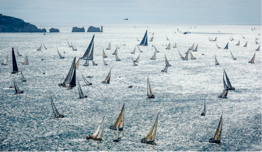 Des centaines de bateaux de toutes tailles quittent le Solent après le départ de Cowes, au Royaume-Uni © Kurt Arrigo/Rolex