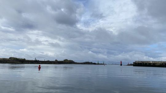 Sortie du port de Guilvinec, le plateau rocheux est juste lÃ