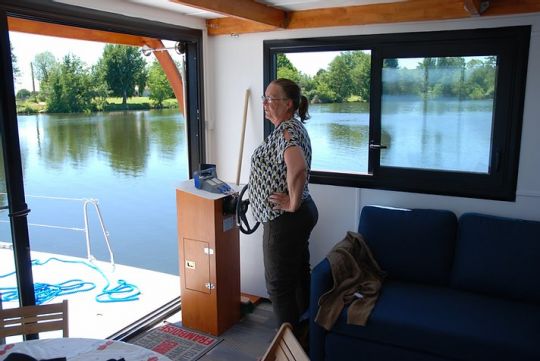Dominique Renouf aux commandes de son prototype de catamaran autonome