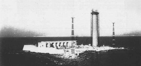 Le phare en reconstruction après son bombardement 