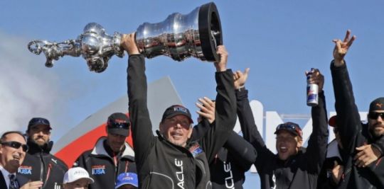 Larry Elliosn, patron d'Oracle, brandissant le trophée convoité par tous