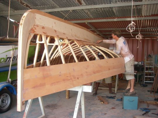 Pose des bordés sur un canot traditionnel guadeloupéen, construit sans moule