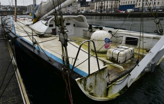 Oxygen, l'ancien bateau de Christophe Auguin, couvert de mousse et abandonné à Cherbourg