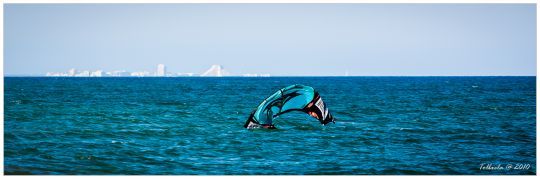 Une voile de kite abandonnée peut indiquer une personne tombée à l'eau
