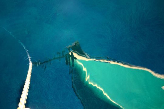 Au mouillage, le chavirage est accéléré par le retour d'énergie de l'amarre