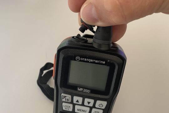 Le connecteur à revisser pour que la VHF soit étanche