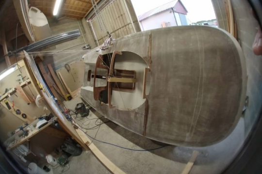 Retournement de la coque en construction