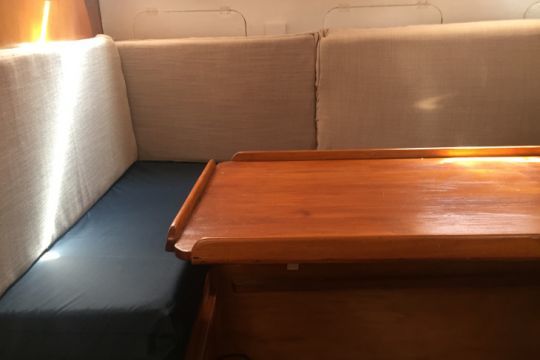  Le carré avec les nouveaux matelas et les dossiers en lin