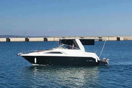 Un Searay couvert de panneaux solaires