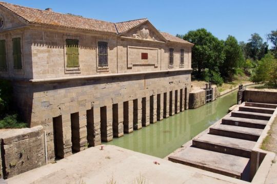 L'écluse de Gailhousty est dotée d'un épanchoir et d'une cale sèche