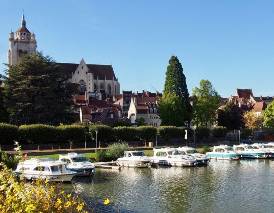 Le port de Dole, une carte postale fluviale