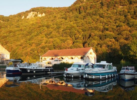 Au port de Deluz, le chantier naval est implanté dans une ancienne usine.