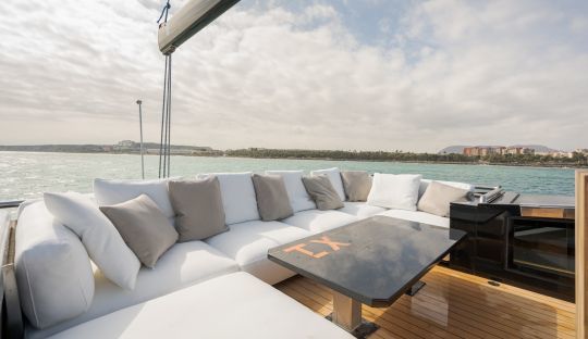 Un grand espace de dÃ©tente sur le flybridge