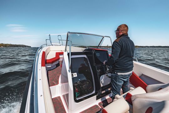 La console de pilotage avec accès à la cabine à tribord