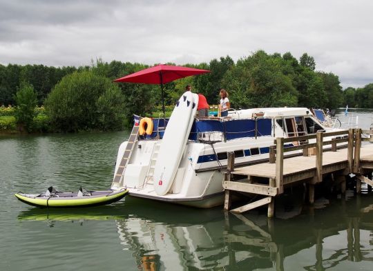 On choisira d'accoster à une extrémité du ponton