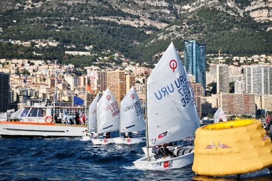 La MarkSetBot lors d'une régate d'Optimist
