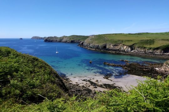 Hanabi, le mini 6,50, au mouillage