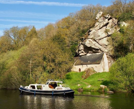 La chapelle semble soutenir la roche