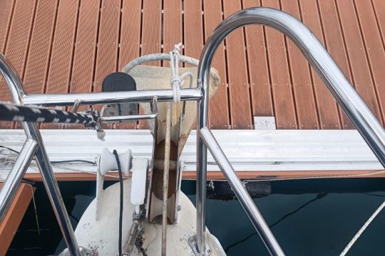 Jonction de plusieurs tubes et virages sur le balcon d'un voilier
