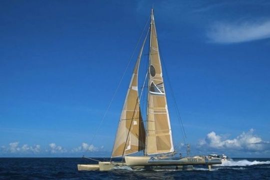 Le trimaran alors Pierre 1er, skippÃ© par Florence Arthaud (CrÃ©dits : VPLP)