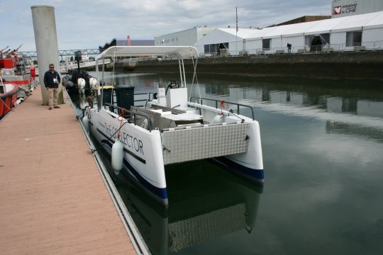 Un bateau spécialement conçu pour récupérer les déchets plastiques en mer