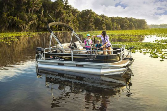Un Pontoon Boat de la marque Sun Tracker