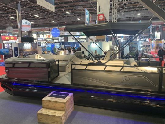 Le stand de Bass Boat Europe au Nautic de Paris et un bateau ponton Regency