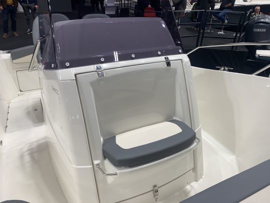 Assise et coffre de console pour installer des WC électriques