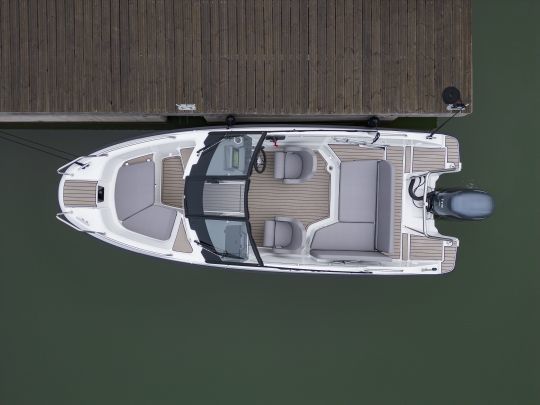 6 personnes peuvent s'assoir à bord du Yamarin 59 BR