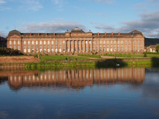 Un château de grès rose