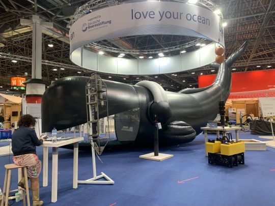 Une baleine géante sur le stand "love your ocean" de la Fondation allemande pour l'océan apporte des informations sur l'océan et sa conservation