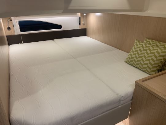 Un grand couchage double de 2 m x 1,60 m sur l'arrière