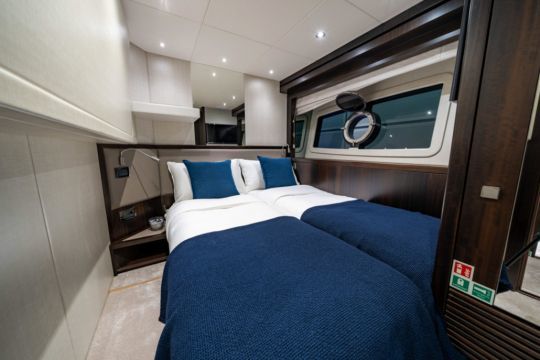 Une cabine invité avec lits double