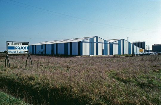 Le premier batiment du site d'Aigrefeuille-d'Aunis ©Fountaine-Pajot