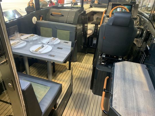 La timonerie aménagée avec élégance de l'Arksen 30