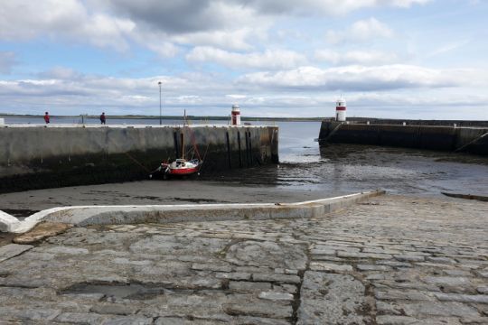 Un voilier dans l'avant-port de Castletown, île de Man