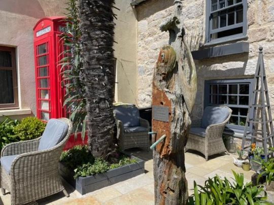 Une ancienne cabine téléphonique rouge rappelle l'appartenance des Scilly au Royaume-Uni. A côté, il s'agit d'une membrure de bateau échoué aux Scilly en 1771.