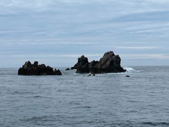 Les western rocks représentent de multiples dangers. On les trouve principalement au sud ouest de l'île et ils sont signalés par le phare Bishop Rock, qu'on aperçoit à plus de 20 milles des côtes. 