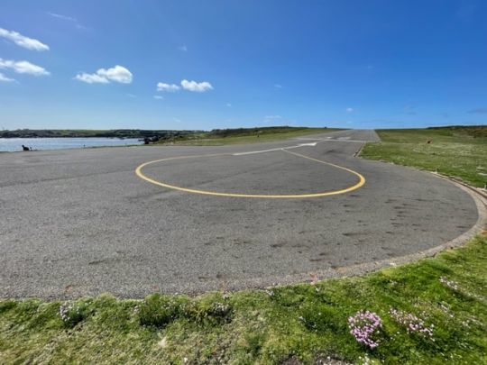 La piste de l'aéroport au nord de Old Town est située sur es hauteurs. Lorsqu'on décolle, on est baigné par les falaises et la mer. La circulation des piétons est régulée par un feu lors des périodes de décollage et d'atterrissage. 