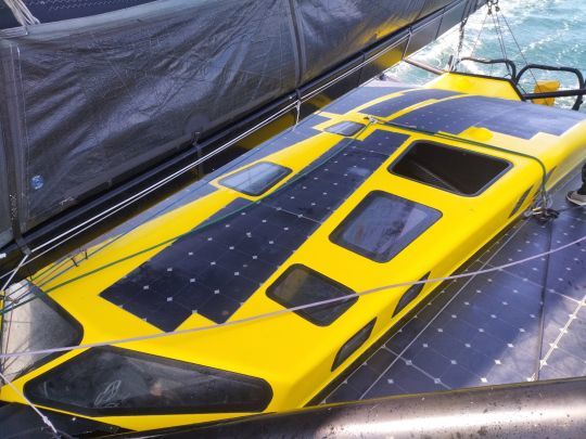 Un roof extra-plat, couvert de panneaux solaires, avec deux accès au cockpit par le dessus